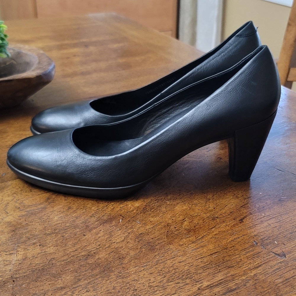 Ecco Classic Black Leather Women's Pumps Size 41